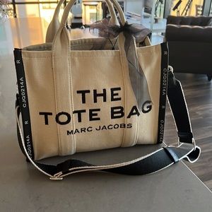 - the tote bag Marc Jacobs